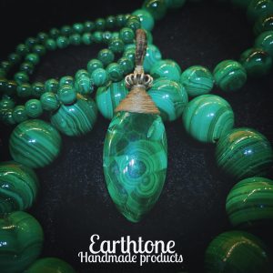 菓子裡的寶石吊墜